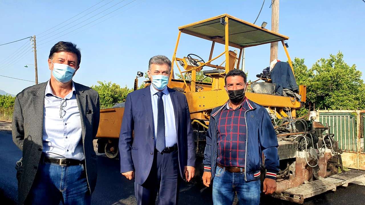 Η  αποκατάσταση των δικτύων συνεχίζεται – Ξεκίνησαν οι ασφαλτοστρώσεις στον Άσσο